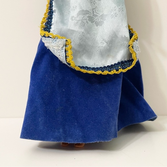 Vintage Aladdin Jasmine Doll in Barbie Icelandic Outfit - Picture 5 of 16